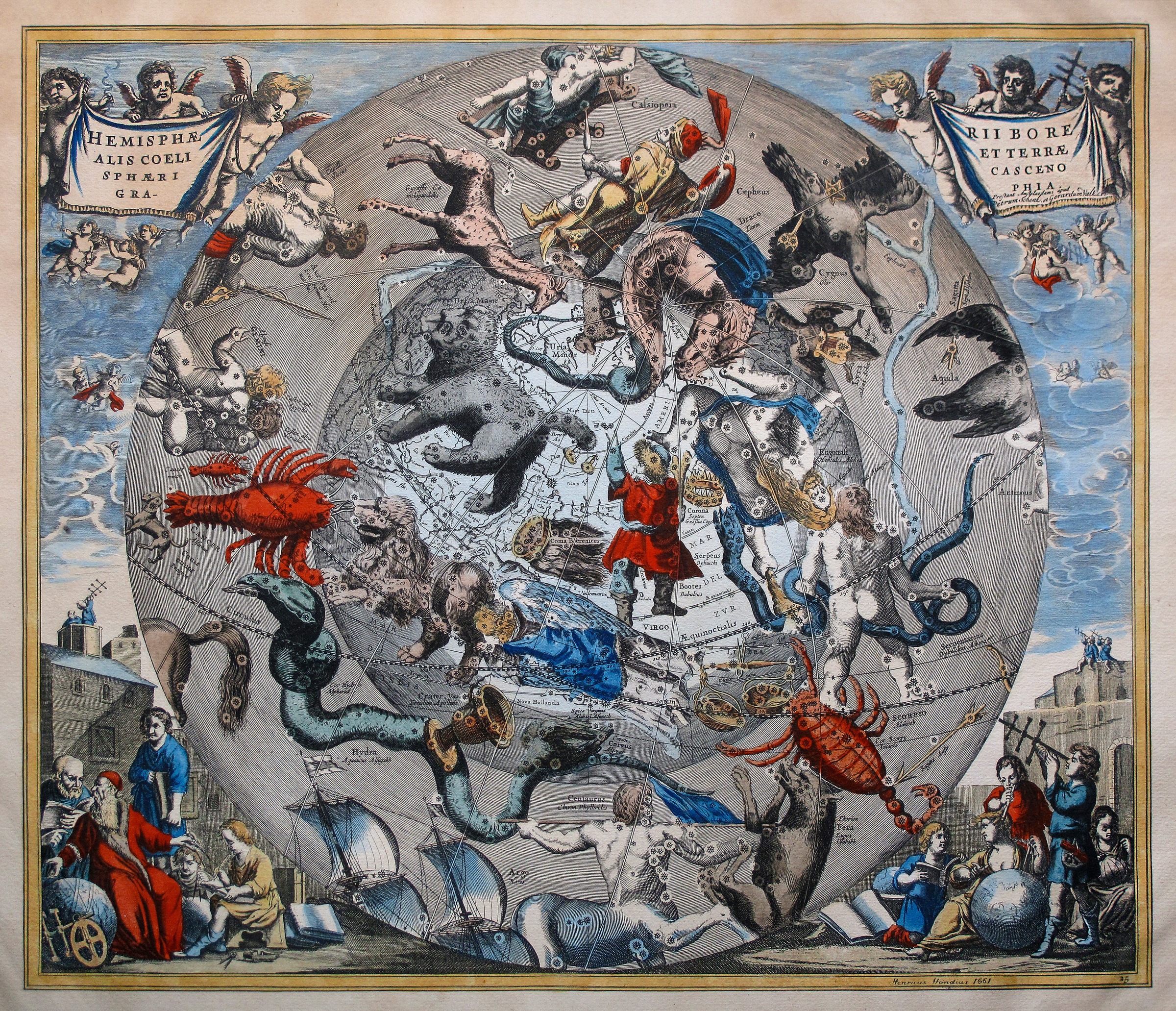 Historische Sternenkarte „Harmonia Macrocosmica" von Andreas Cellarius (1660): Detailreiche kolorierte Kupferradierung mit Tierkreiszeichen, mythologischen Figuren und Himmelssymbolen um einen zentralen Globus. Die 43 x 50 cm große astronomisch-kartografische Darstellung enthält dekorative Randverzierungen und zwei Gruppen von Gelehrten in den gegenüberliegenden Ecken - ein bedeutendes Werk der Astronomiegeschichte des 17. Jahrhunderts.